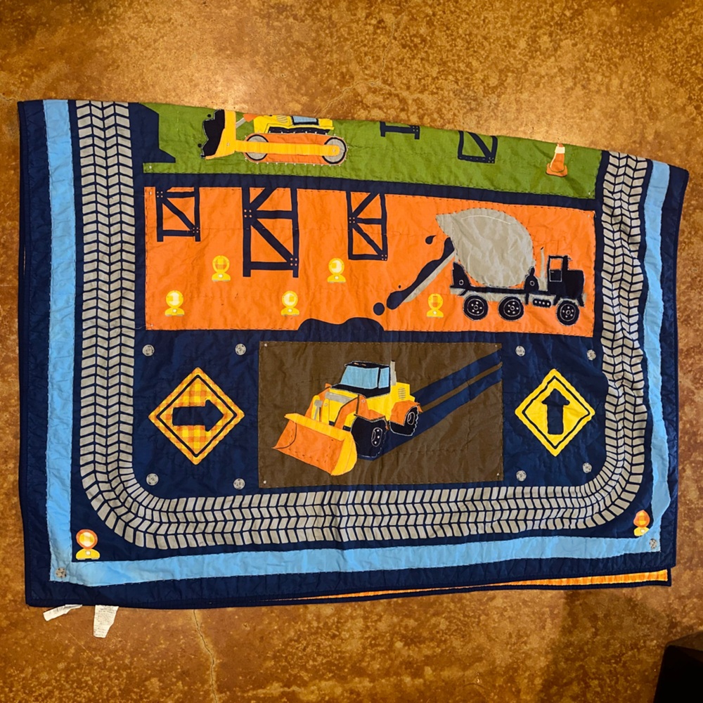 Kids construction quilt. 100% cotton fiber. In excellent condition